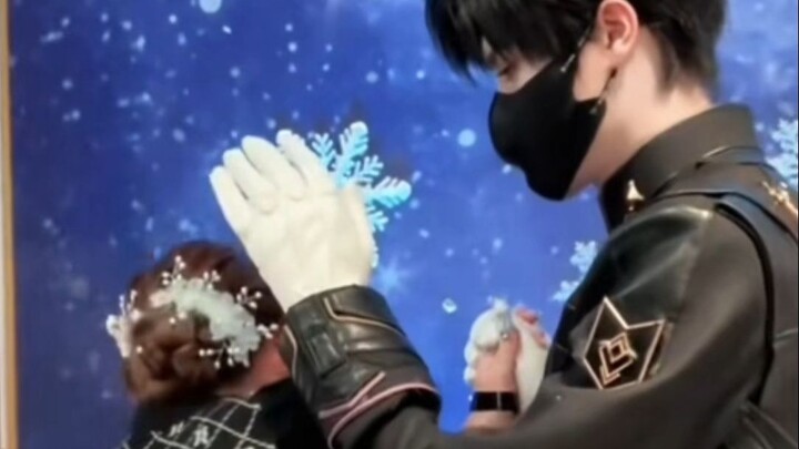 The sakura girl gets comfy while posing for photos #LoveAndDeepSky#ChineseGirls#Japan#SakuraGirl#Oto