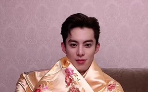 It’s so funny that Wang Hedi wears bedsheets COS Dongfang Qingcang