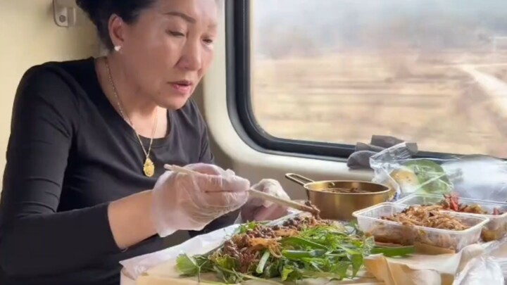 คุณแม่ชาวตะวันออกเฉียงเหนือขึ้นรถไฟด่วนพิเศษเริ่มต้นการเดินทาง