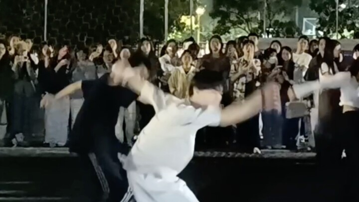 【BTS】【Run BTS】Let's take a look at the male dancers running along with the dance on the school playg