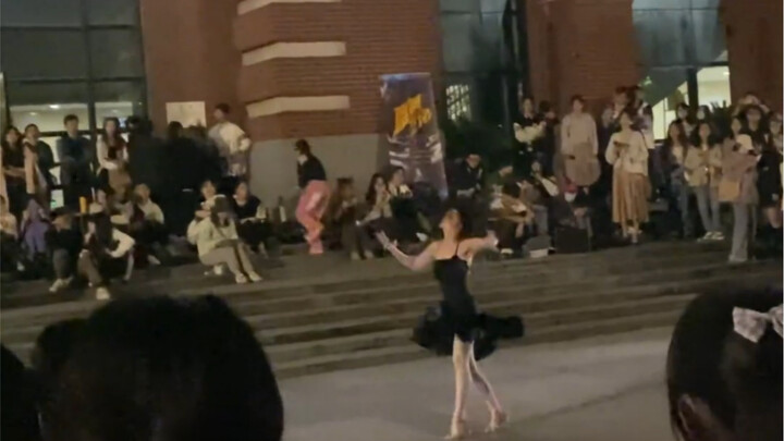 A dance performed by a college club attracted cheers from girls