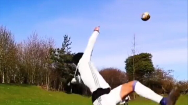 The quality of this overhead kick is insane!
