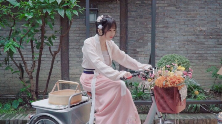 Wanna go to Kuanzhai Alley? I'll give you a ride on my tricycle (°∀°)ﾉA tea master who doesn't want 