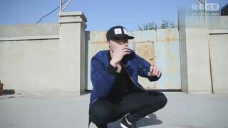 张艺兴街边热舞 祝EXO出道四周年