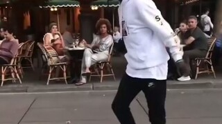 نزهة حريرية على شكل قمر في باريس