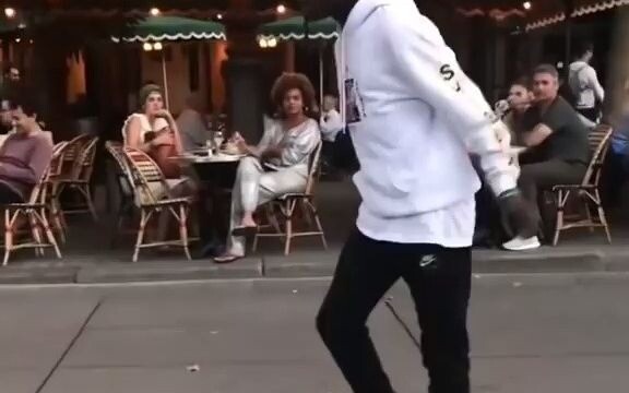نزهة حريرية على شكل قمر في باريس