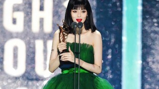 Pakaian berwarna-warni di karpet merah Korea mungkin dikenakan oleh HyunA.
