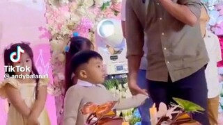 Naisahan ang host. Funny Videos