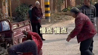 小伙伪装成大妈表演后空翻，给旁边大爷大妈吓一跳