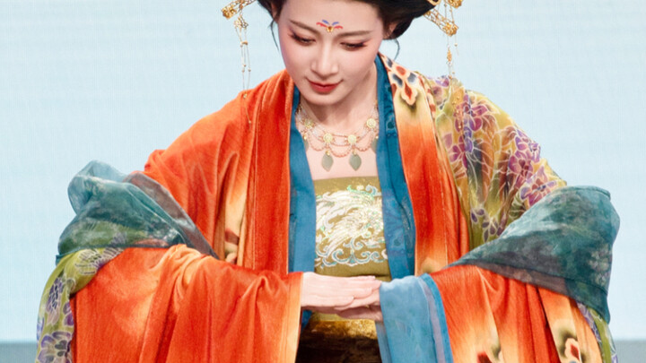 Đằng sau vẻ đẹp uy quyền là một vẻ đẹp còn uy quyền hơn.