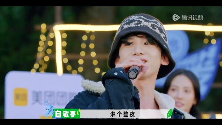 Fan Chengcheng dan Bai Jingting berduet membawakan lagu "Dia Hanya Lewat"