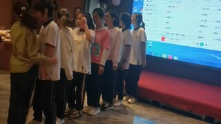 Debut Langsung Grup Putri Kelas Tsinghua dan Universitas Peking SMP Mianyang