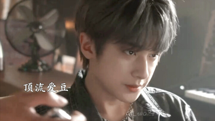 Top male idol falls for the clumsy team leader, willingly playing the stepping stone and sparking da