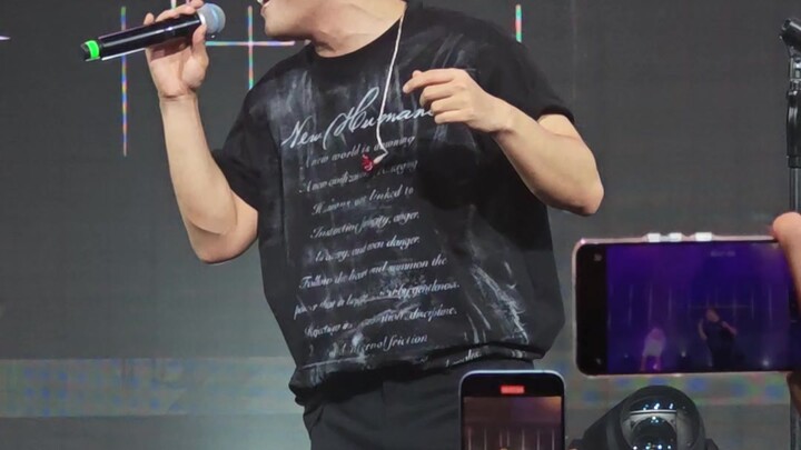 8.17 حفل تيان يي مينغ الحي في شنغهاي: «أعطني وقتًا لأغني أغنية».. لقد جففت صمتي بالشمس