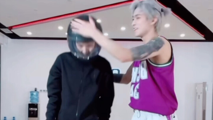 He took a taxi and left—so it was Yueyue who suggested it? Hahahaha, hahahaha!