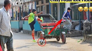 Crazy Fotbal Kick เล่นตลก เตะฟุตบอลปลอม PRANK ปฏิกิริยาที่ยอดเยี่ยม - วิดีโอเล่นตลกที่ตลกมาก -Prank