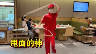 舞蹈生就业新方向，海底捞甩面
