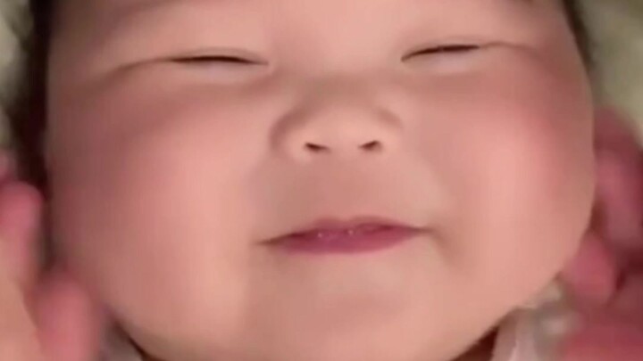 When human babies meet professional infant massage, their reaction in the next second melts the hear