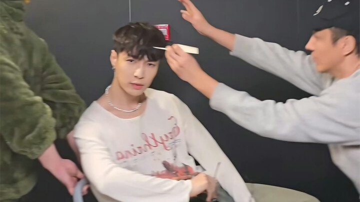 ขำตายไปแล้วในไลฟ์ของจางอี้ซิง