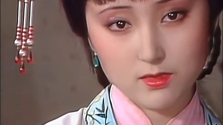 Giữa dòng người náo nhiệt này, chỉ mình em đã kịp nhìn thấu nỗi cô đơn của anh, sao anh có thể không