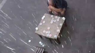 下午4:56输的棋，坐到了晚上8:47，大爷在雨里反思了4个小时