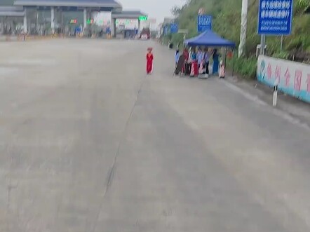 This is a video shared by a netizen: while driving through a toll station in Guangxi, he was pleasan