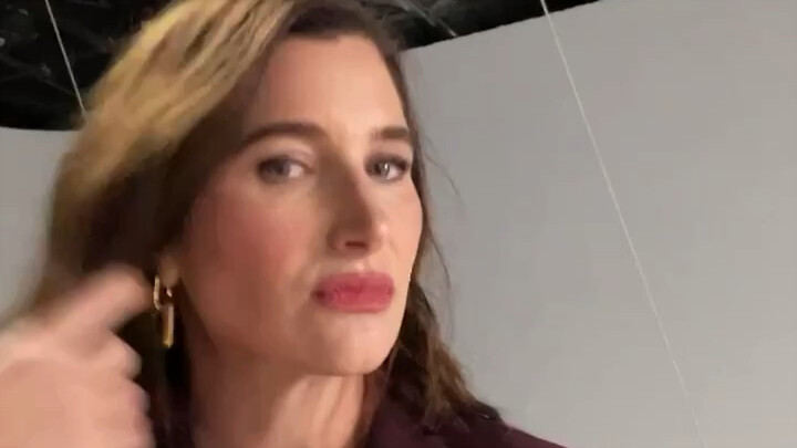 【Kathryn Hahn】Các bạn có thể giúp tôi chăm sóc phù thủy này không?
