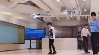 Khi Lạc Nhất Châu trở thành thành viên của nhóm nhạc nam Ace Love