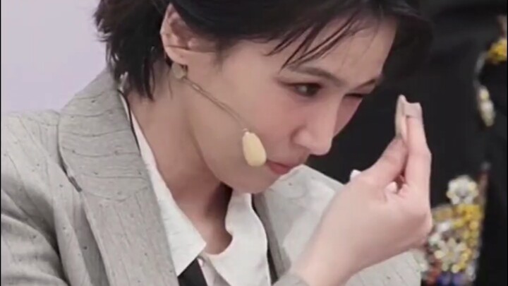 Bagaimana mungkin ada orang yang tetap terlihat imut bahkan saat memperbaiki riasannya (๑＞ڡ＜)☆