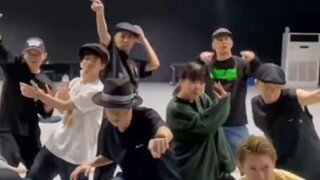 【王一博】没见过的这就是街舞排练 动作太干净了