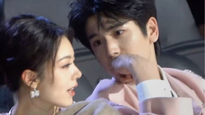 【จินซีเฮ่อซี｜กักตัวเล่นด้วยกัน】น้องหนิวไม่ย์ของพวกเราช่างสดใสจริงๆ～“ที่หน้าฉากทำเหมือนไม่คุ้นเคย แต่