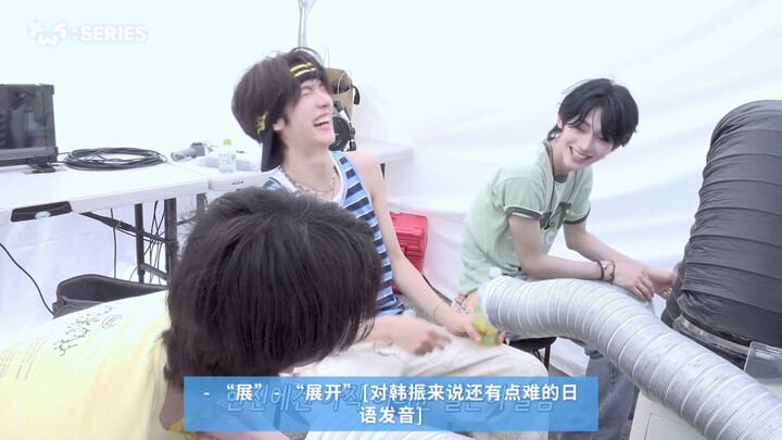 สองคนที่เคยดู มหาเวทย์ผนึกมาร มาแล้วบอกฮันจินว่า “เปิดเขตแดน” แต่หลอกเขาว่าเป็นสำเนียงพื้นถิ่นของคำว