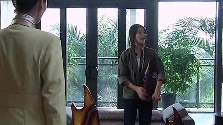 A poor girl comes to the city to meet a friend, only to be spotted and instantly recognized by the C