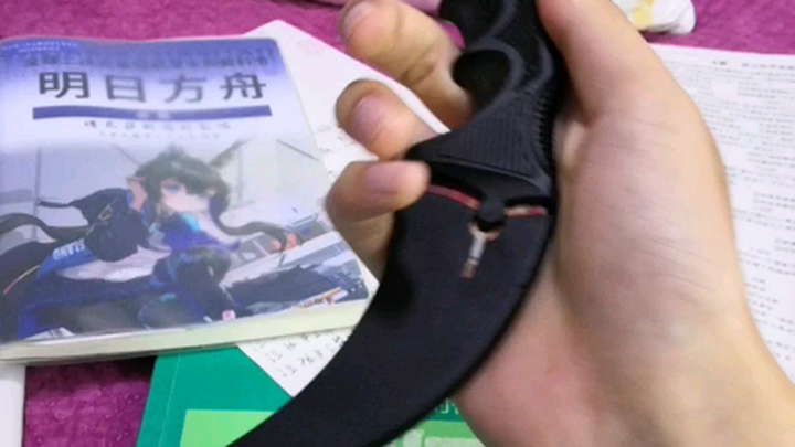 Halfway through studying, I suddenly noticed the claw knife in my locker (when I’m supposed to be st