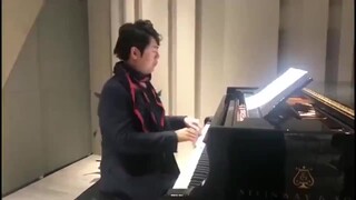 Lang Lang memainkan lagu tema "Game of Thrones"