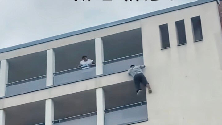 Berjalan ala Jet Li di tangga area perumahan