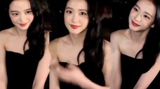 JISOO出席Dior巴黎时装周大秀