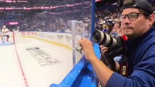 冰球摄影师的工作非常具有挑战性，但是也能捕捉到更多激烈的对抗画面