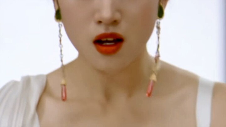 Siapa yang nggak terpesona saat dia muncul—cantiknya benar-benar bikin hati bergetar!