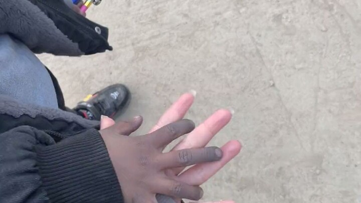 Tangan kecil hitam ini, pegangan tangan yuk!