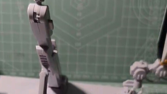 How to use the RG Bull Gundam platform bracket? Connector, yes, it is a connector. I used a connecto