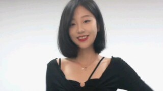 Nữ MC Tik Tok Wei Jiang nhảy nóng bỏng