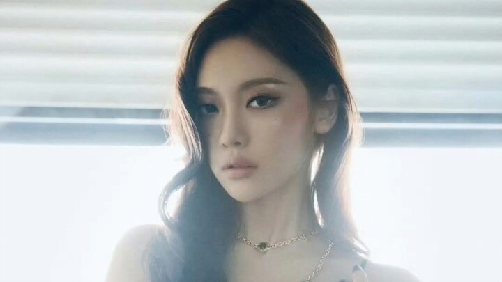 Ningning’s “W KOREA” pictorial inside pages revealed!