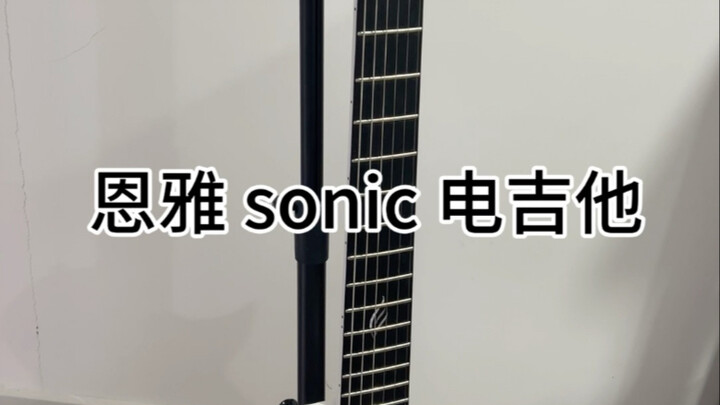 Gitar listrik ini sepertinya memang dirancang khusus untuk pemula, ya!