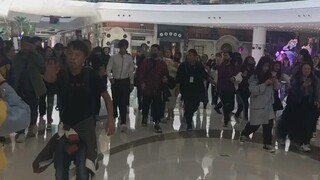 哥哥每次走路都像带着一帮人去干架的样子