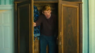 لم يشعر الابن بأدنى حزن عند دفن والده، لأنه بمجرد أن يدخل خزانة الملابس يمكنه لقاء والده!