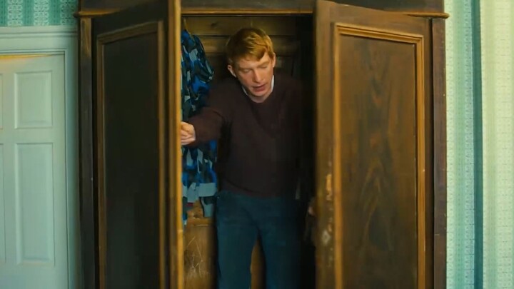 لم يشعر الابن بأدنى حزن عند دفن والده، لأنه بمجرد أن يدخل خزانة الملابس يمكنه لقاء والده!