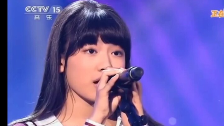 13-Year-Old Ningning [Ning Yizhuo] Takes the CCTV-15 Stage to Sing TFBOYS’ “Yang”