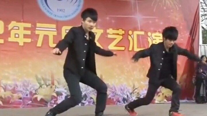 十几年前校园元旦晚会，这都是当年我们追不到的男神