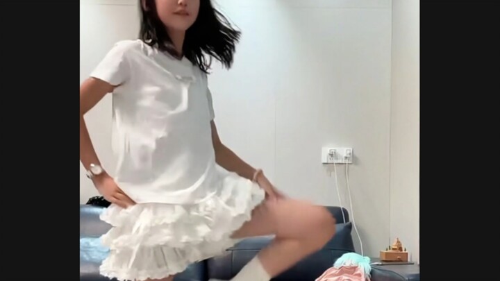 روتين طالبة الرقص في المدرسة الثانوية: فتاة لطيفة مفعمة بالحيوية